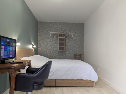Bed, TV and multimedia, Bedroom