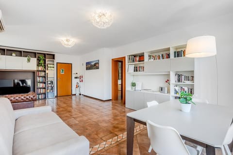 Communal lounge/ TV room, Library, TV and multimedia, Dining area, internet