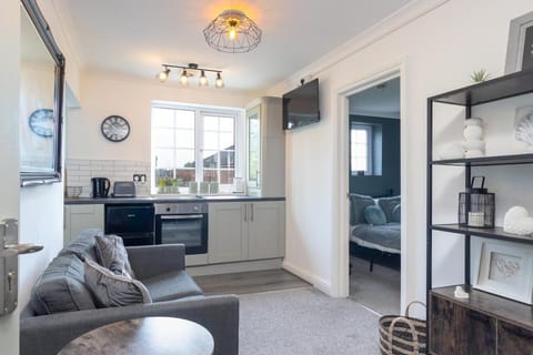 Coffee/tea facilities, Kitchen or kitchenette, Living room, Seating area, Dining area, oven, stove, toaster