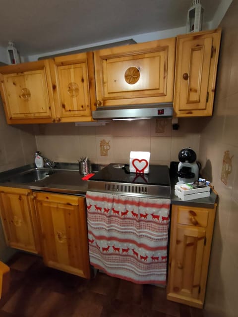 Coffee/tea facilities, Kitchen or kitchenette, stove