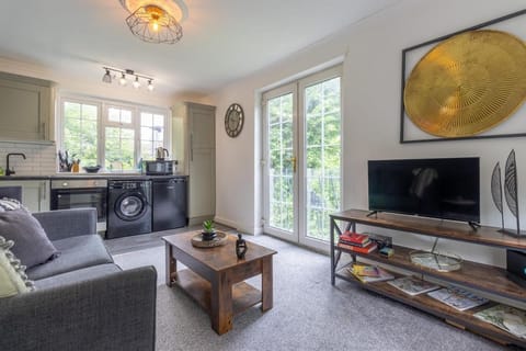 Communal lounge/ TV room, TV and multimedia, Kitchen or kitchenette, Living room, Seating area, Evening entertainment, oven, stove, washing machine, dryer