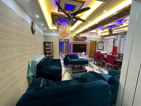 TV and multimedia, Living room, Seating area, Evening entertainment, air conditioner