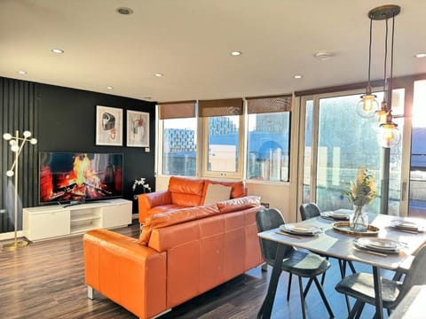 Balcony 60 Inch TV Penthouse City Centre with views Apartment in Liverpool