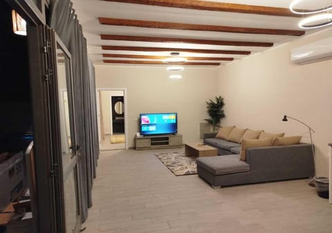 Communal lounge/ TV room, TV and multimedia, Living room, Seating area, Evening entertainment, air conditioner