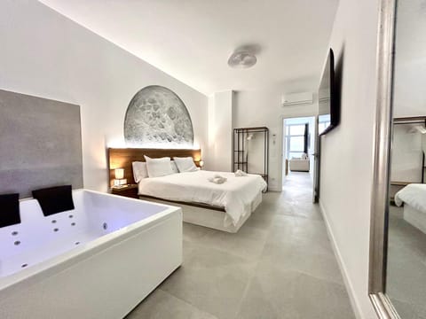 Bed, TV and multimedia, Photo of the whole room, Bedroom, Bath, towels