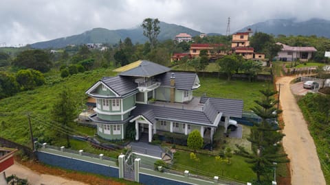 Property building, Natural landscape, Bird's eye view, Mountain view, Street view, Parking