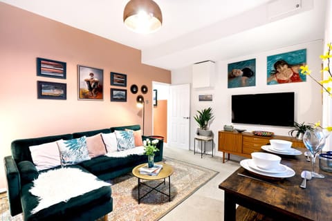 Communal lounge/ TV room, TV and multimedia, Living room, Dining area