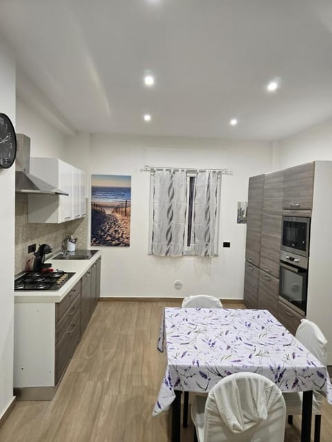 Kitchen or kitchenette, Dining area, stove