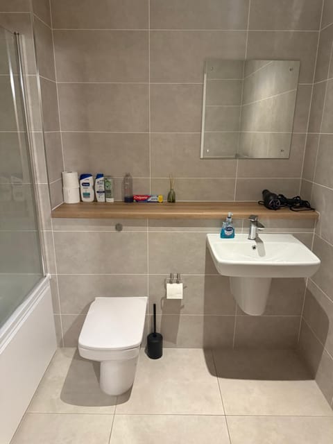 The Urban Escape in Media City - A private room and bathroom in a shared apartment Vacation rental in Salford