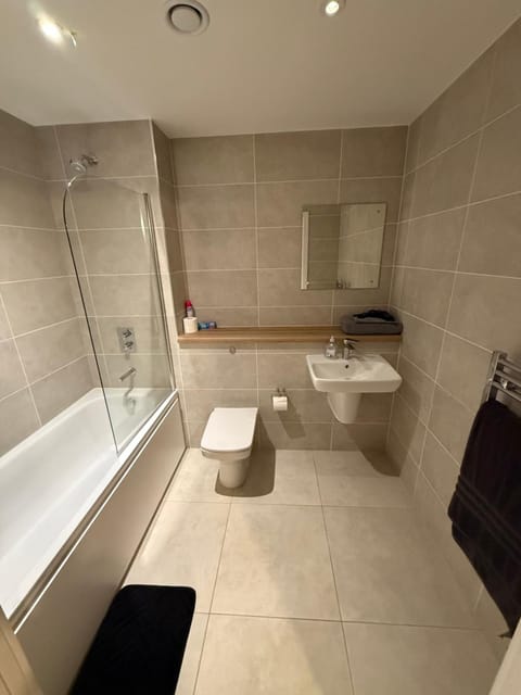 The Urban Escape in Media City - A private room and bathroom in a shared apartment Vacation rental in Salford