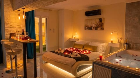 Bed, Hot Tub, Living room, Photo of the whole room, Seating area, Bedroom, towels