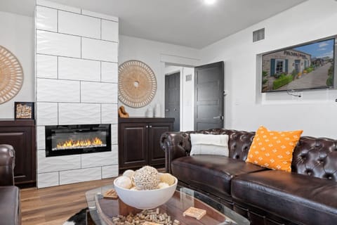 Schatzi Haus - Theater Room Pool Close to Main House in Fredericksburg