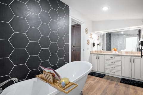 Schatzi Haus - Theater Room Pool Close to Main House in Fredericksburg