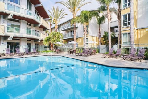 Property building, Patio, Day, Pool view, Swimming pool, Swimming pool, sunbed