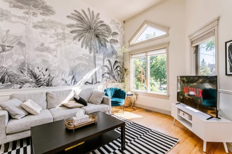 Day, TV and multimedia, Living room, Decorative detail, Seating area