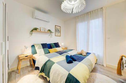 Bed, Photo of the whole room, Bedroom, towels