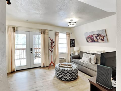 TV and multimedia, Living room, Seating area, furniture, air conditioner