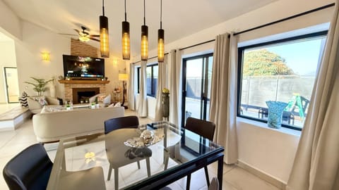 TV and multimedia, Kitchen or kitchenette, Living room, Seating area, Dining area
