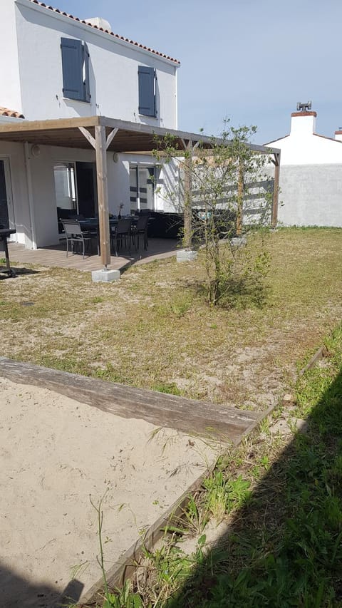 Property building, Garden, Garden view