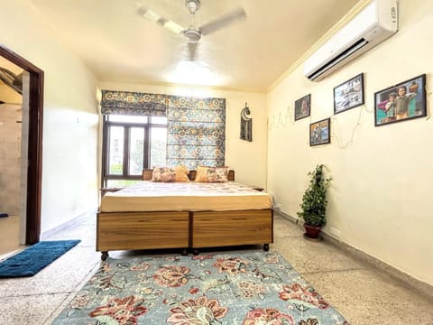 Property building, Bed, Photo of the whole room, Seating area, Bedroom, air conditioner
