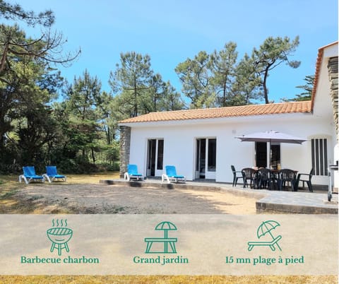 Property building, Patio, Day, BBQ facilities, Dining area, Garden view, sunbed
