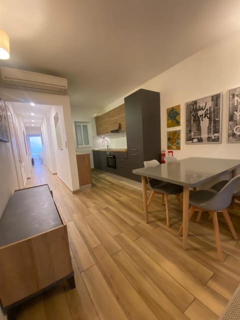 Kitchen or kitchenette, Dining area, oven, stove
