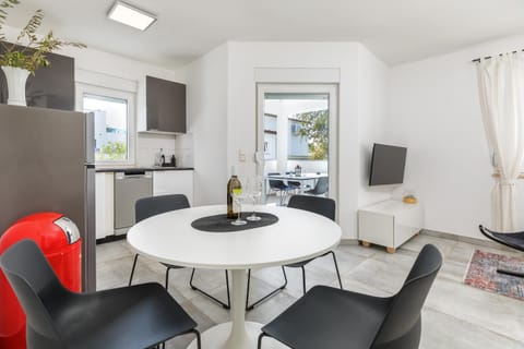 TV and multimedia, Kitchen or kitchenette, Living room, Seating area, Dining area