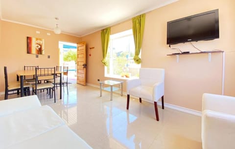 Communal lounge/ TV room, TV and multimedia, Seating area, Dining area
