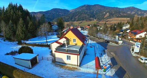 Property building, Day, Neighbourhood, Natural landscape, Bird's eye view, Winter, Mountain view, Street view, Location, Parking