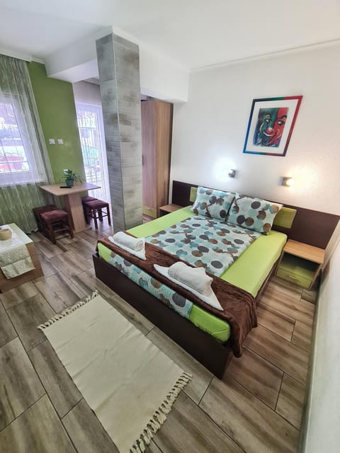 Bed, Photo of the whole room, Seating area