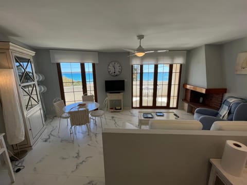 Natural landscape, TV and multimedia, Dining area, Sea view