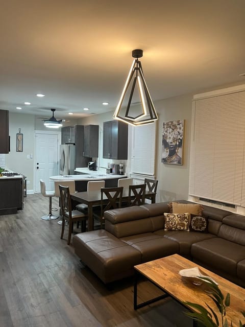 Kitchen or kitchenette, Living room, Seating area, Dining area