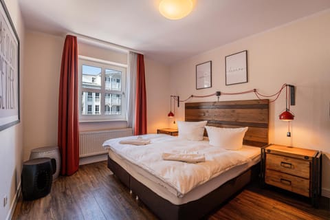 Bed, Bedroom, towels