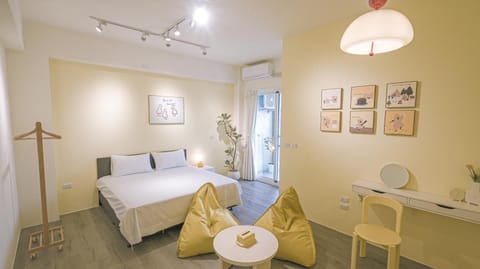 Bed, Living room, Photo of the whole room, Seating area