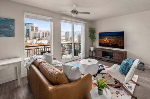 TV and multimedia, Living room, City view, Mountain view