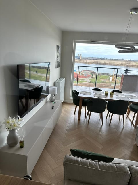 TV and multimedia, Living room, Photo of the whole room, Seating area, Dining area, River view
