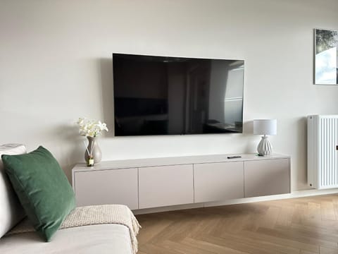 Communal lounge/ TV room, TV and multimedia, Living room, Seating area, internet