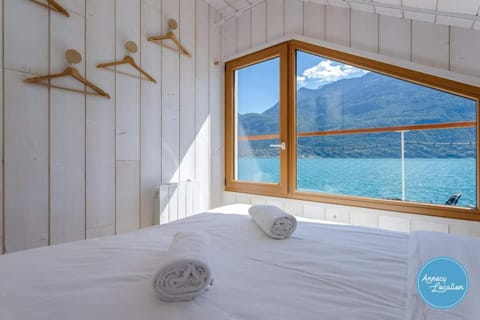 Chalet Coquillage Waterfront Escape on Lake House in Doussard