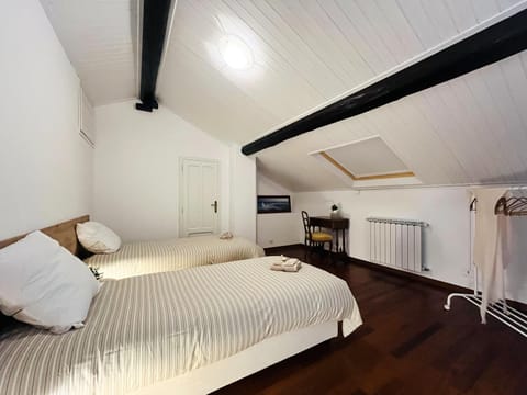 Bed, Photo of the whole room, Bedroom, internet