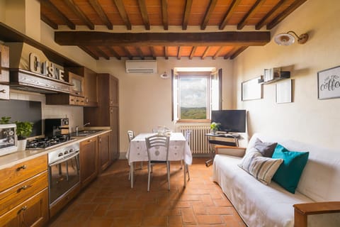 TV and multimedia, Kitchen or kitchenette, Living room, Dining area, Landmark view, Mountain view