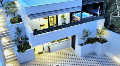 Holiday Home Vučko with Jacuzzi House in Makarska