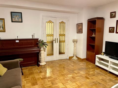 Communal lounge/ TV room, TV and multimedia, Living room, Seating area, Evening entertainment