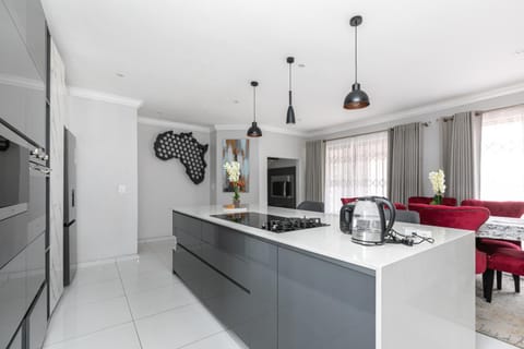 Kitchen or kitchenette, Seating area