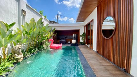 Property building, Day, Pool view, Swimming pool, sunbed