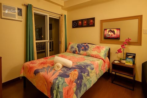 Bed, TV and multimedia, Photo of the whole room, Bedroom, towels