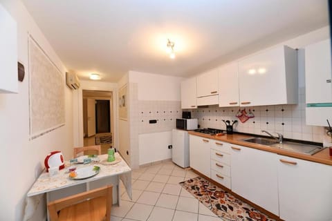 Kitchen or kitchenette, Dining area, stove