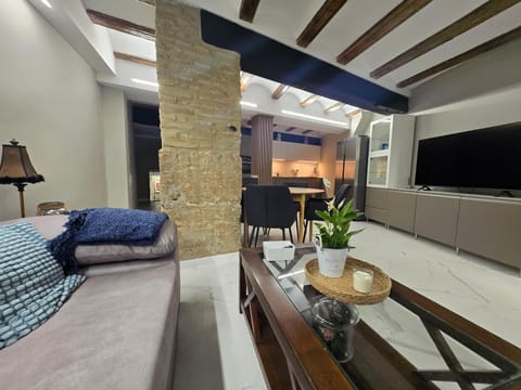 Communal lounge/ TV room, TV and multimedia, Living room, Seating area, Dining area, Evening entertainment