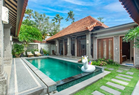 Property building, Patio, Spring, Day, Garden, Garden view, Pool view, Swimming pool, sunbed