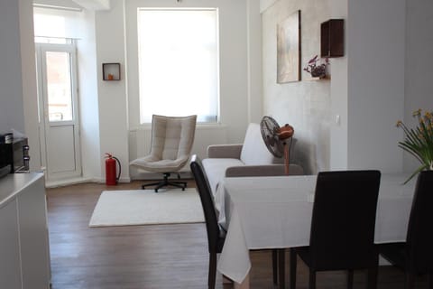 TV and multimedia, Living room, Seating area, Dining area