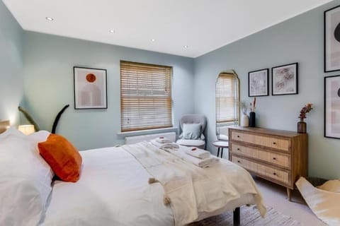 Bed, View (from property/room), Photo of the whole room, Decorative detail, Seating area, Bedroom
